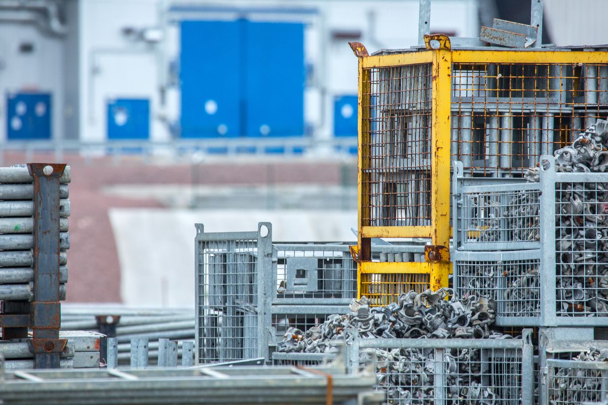 Best Practices for Organizing and Protecting Steel Parts on Busy Sites